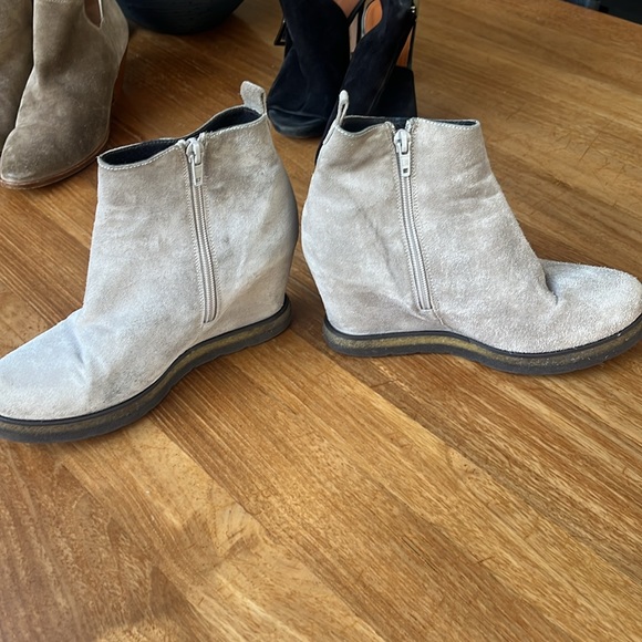 AMAZING WEDGE SUEDE LIGHT GREY BOOTS - Picture 3 of 6